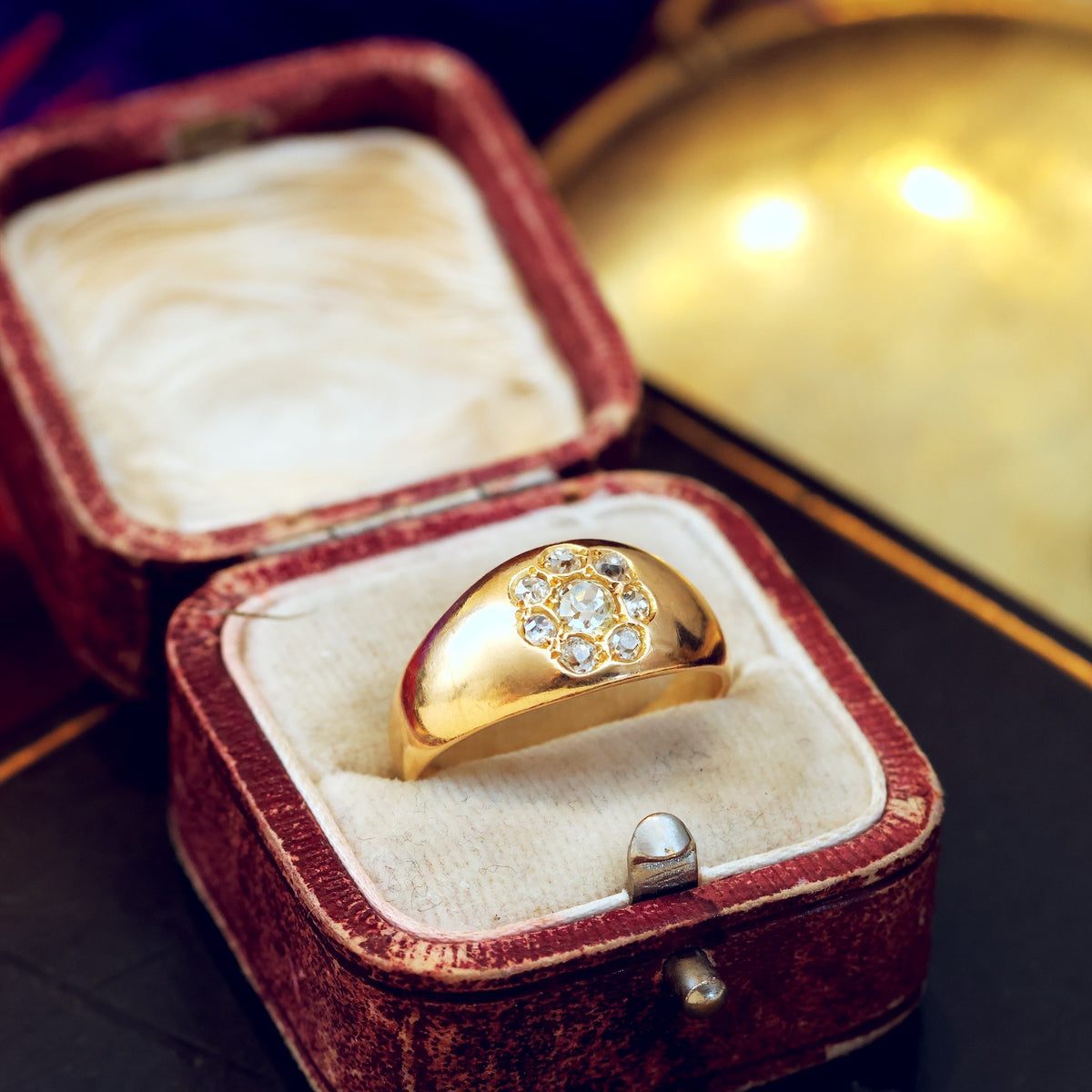 Beautiful Antique 18ct Gold Floral Diamond Band