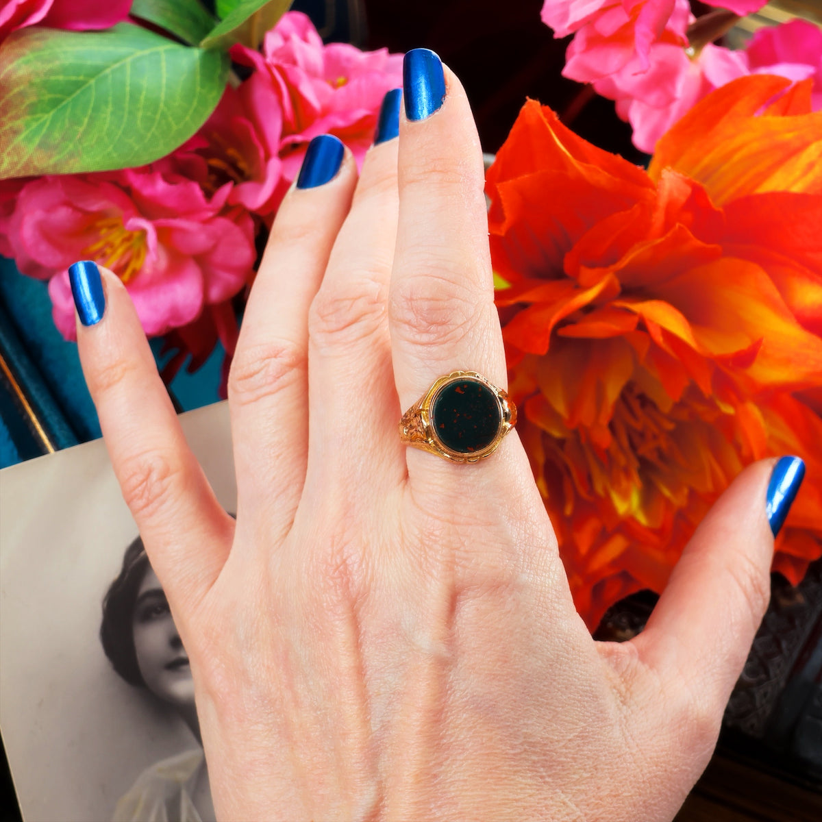 Antique 9ct Gold Bloodstone Signet Ring