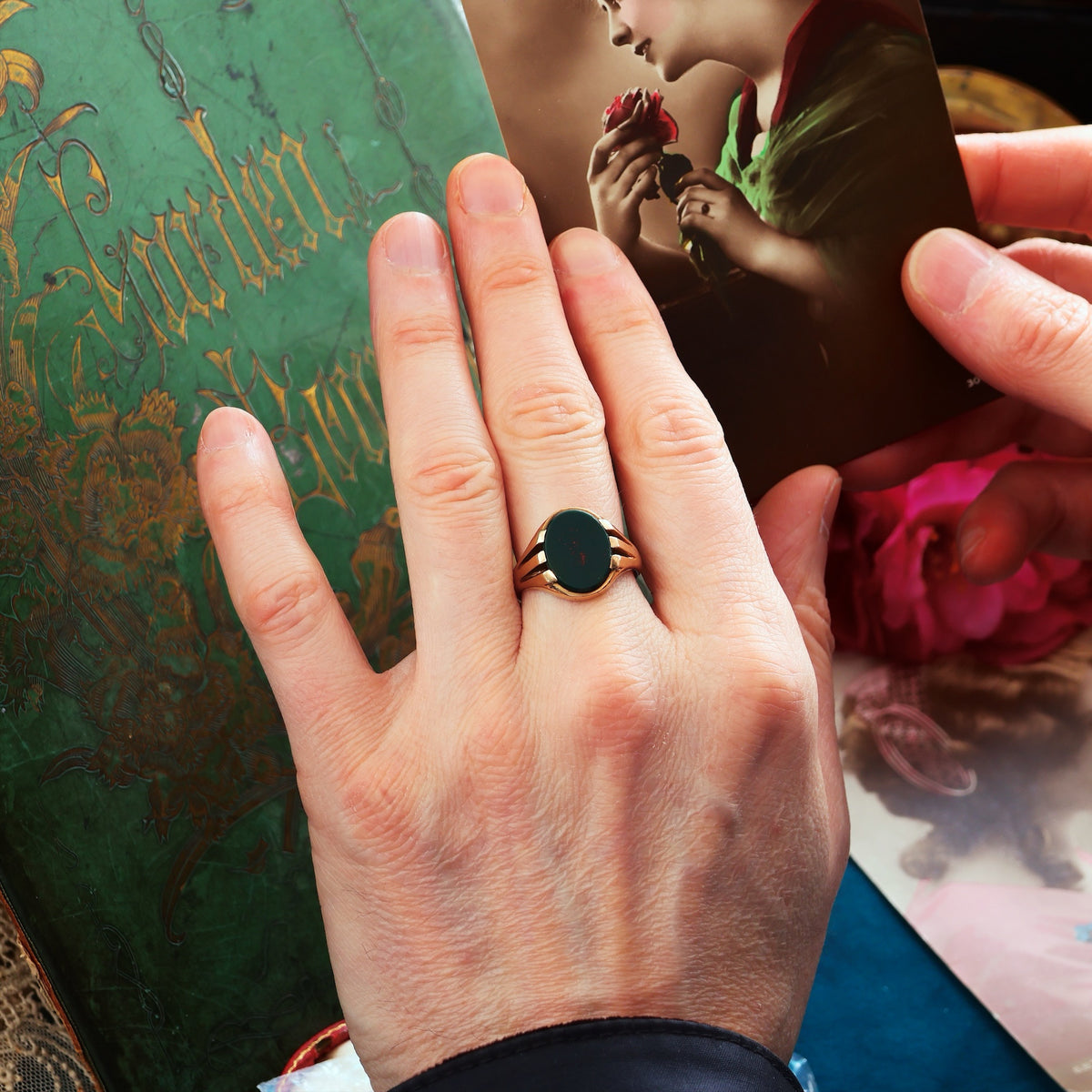 Date 1960 9ct Gold Bloodstone Signet Ring