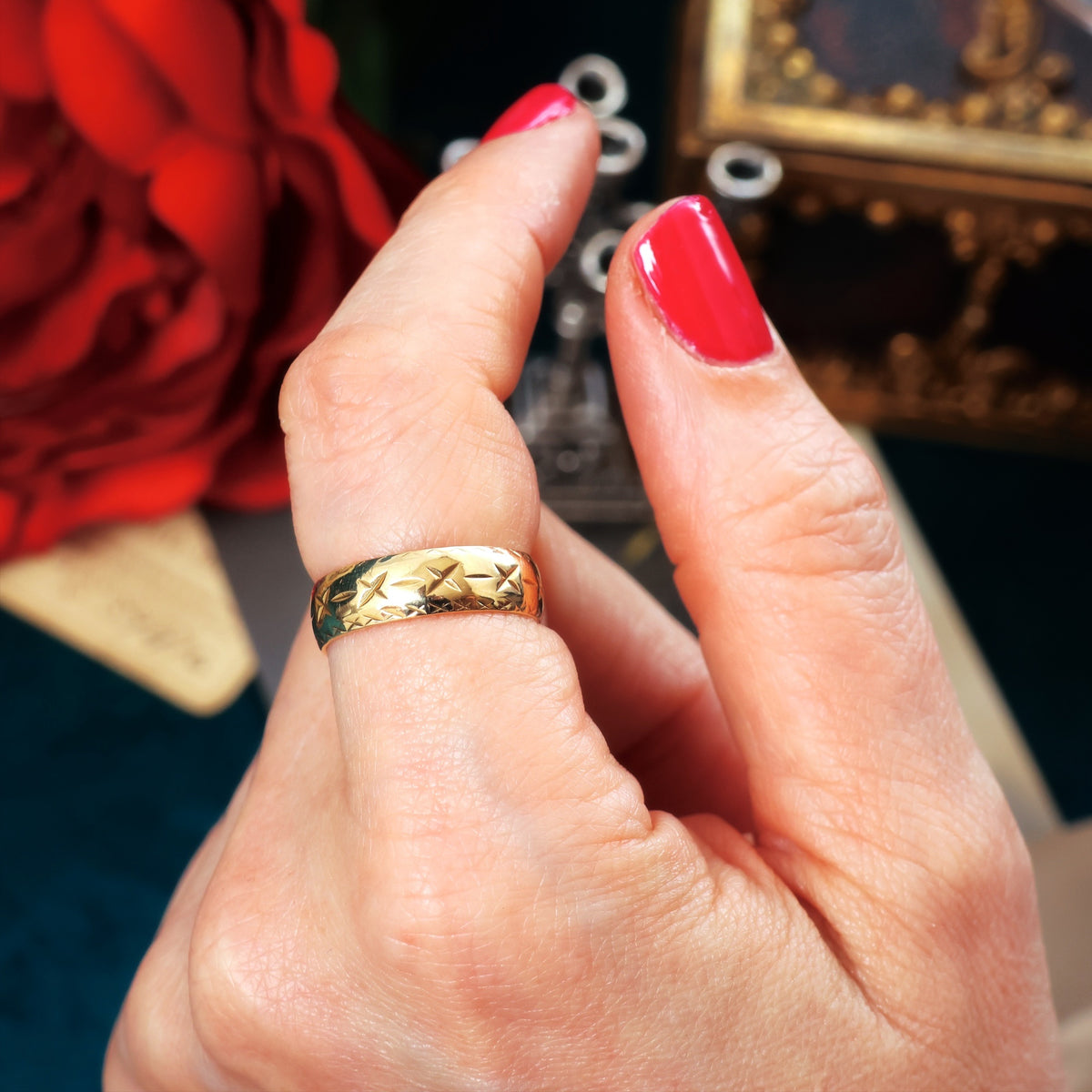 Vintage Date 1972 'Kiss' 9ct Gold Band