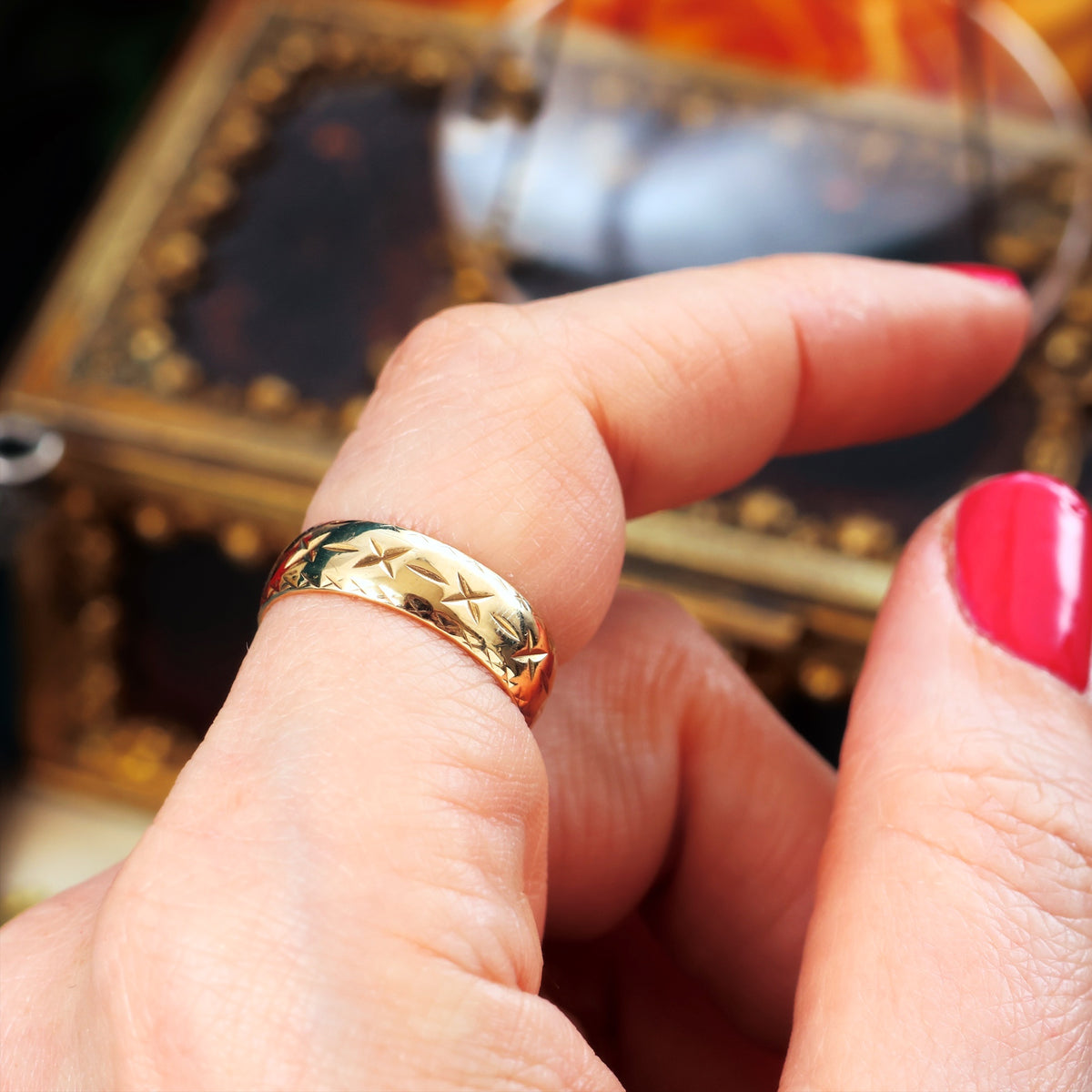 Vintage Date 1972 'Kiss' 9ct Gold Band