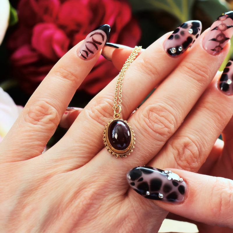 Vintage Rope Edged 9ct Gold Cabochon Garnet Pendant