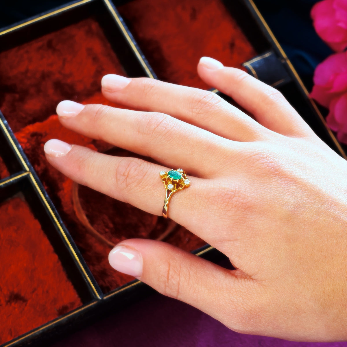 Exquisite Vintage Date 1985 Emerald & Diamond Ring