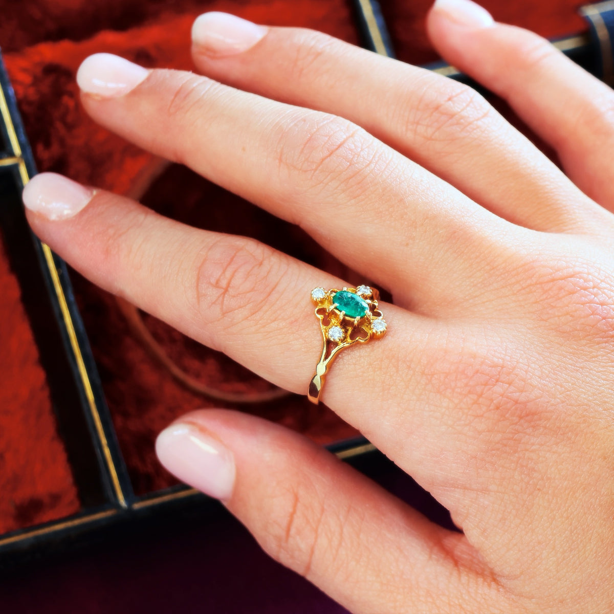 Exquisite Vintage Date 1985 Emerald & Diamond Ring