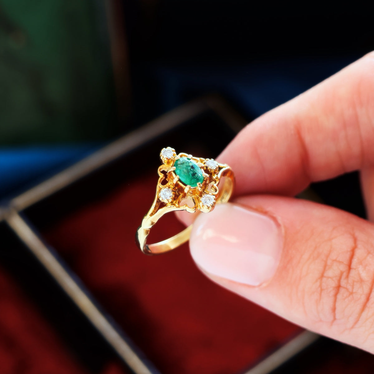 Exquisite Vintage Date 1985 Emerald & Diamond Ring