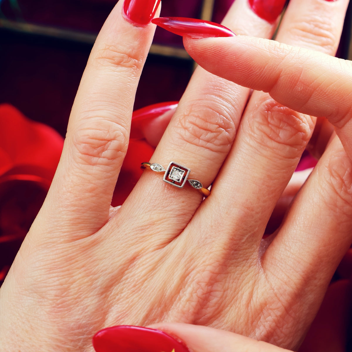 Cute! Vintage Art Deco Diamond Engagement Ring