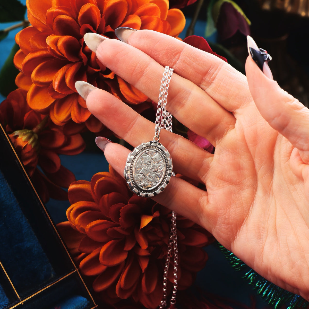 Date 1882 Silver 'Ties of Love' Ivy Locket