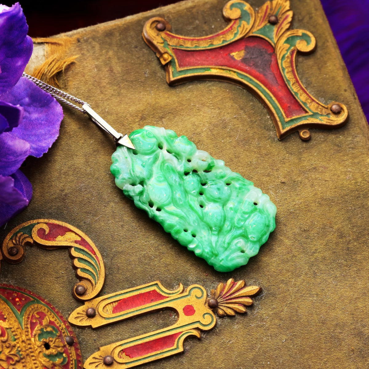 Splendid Vintage Art Deco Hand Carved Jade Pendant