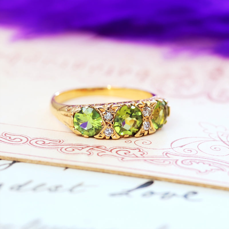 Vintage 18ct Gold Peridot & Diamond Ring