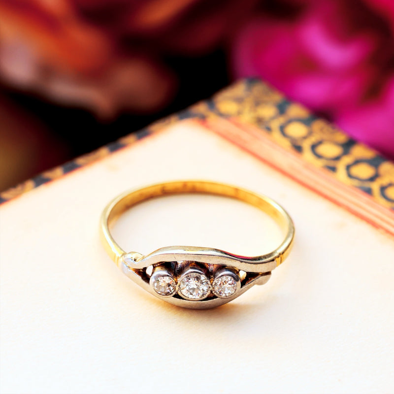 Vintage 18ct Gold Diamond Trilogy Crossover Ring