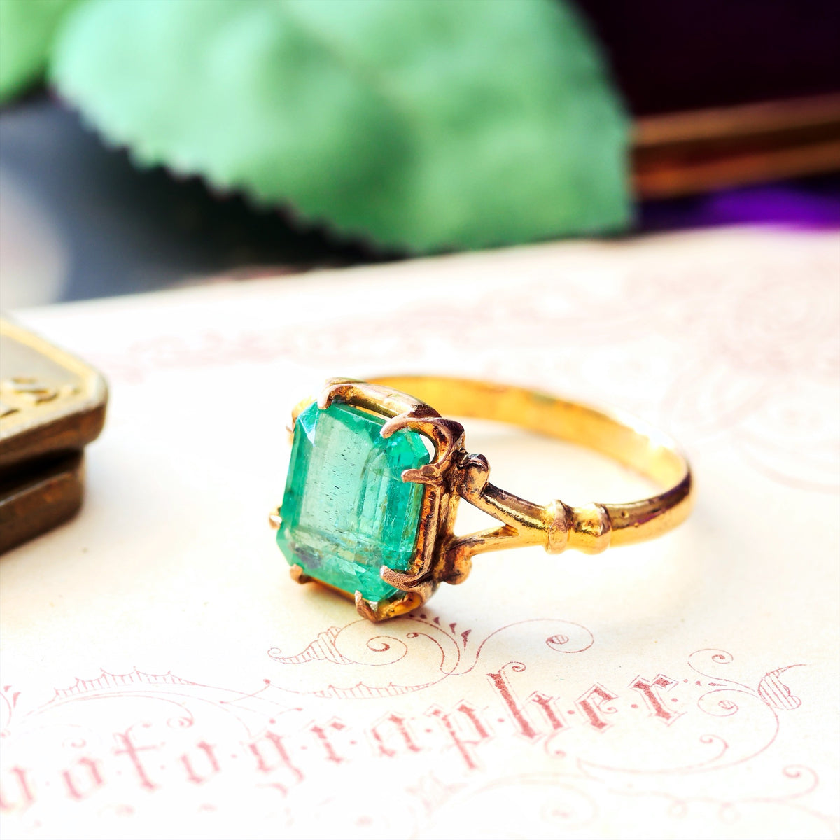 Unusual Vintage Hand Forged 18ct Gold Emerald Ring