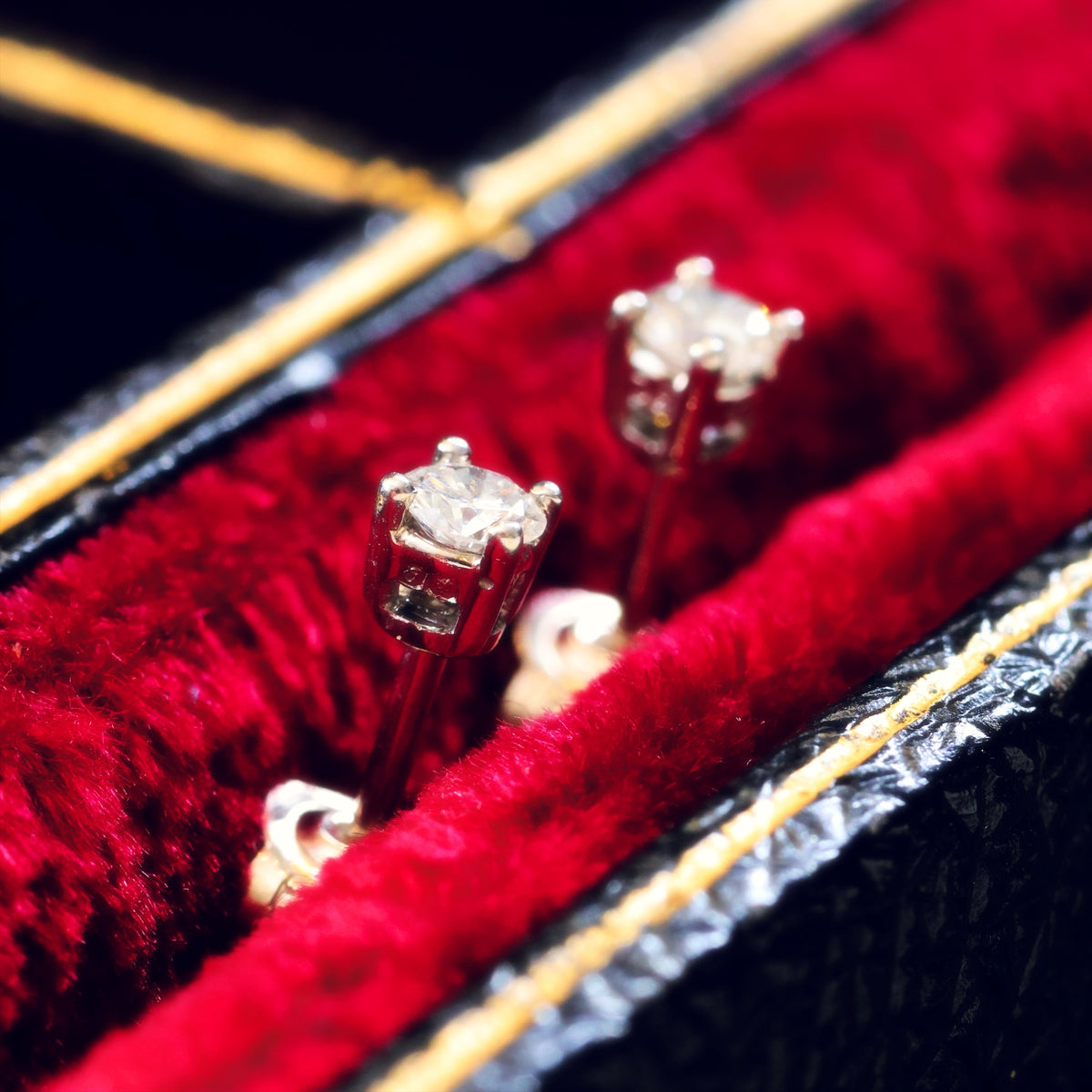 Lovely Quality Brilliant-cut Diamond Earring Studs