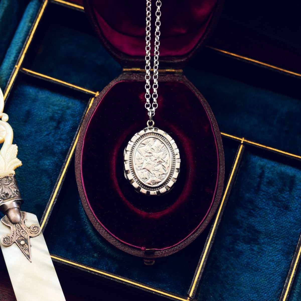Date 1882 Silver 'Ties of Love' Ivy Locket