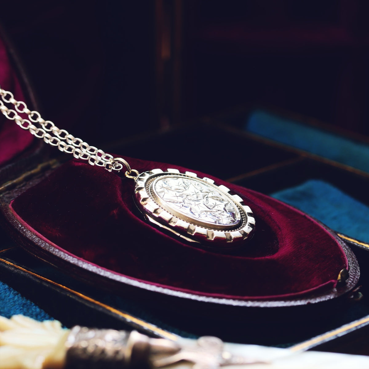 Date 1882 Silver 'Ties of Love' Ivy Locket