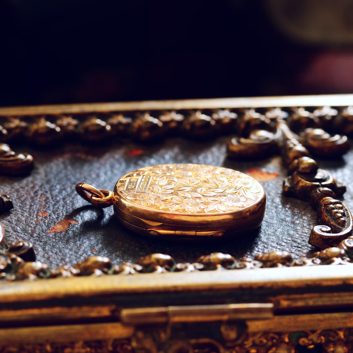 Date 1911 'Roses for LOVE' Gold Family Locket