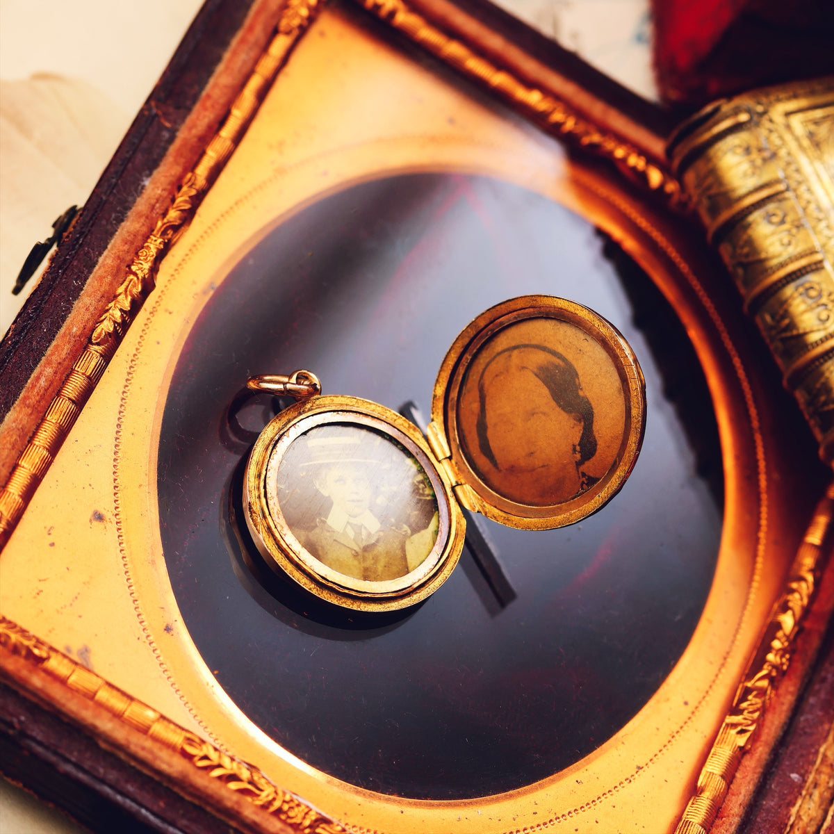 Antique Edwardian Ornate Ferns 9ct Gold Locket