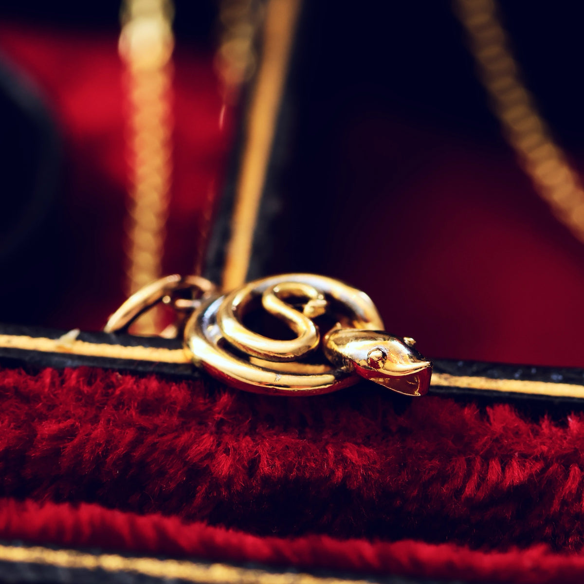 Charming 18ct Gold Snake Pendant