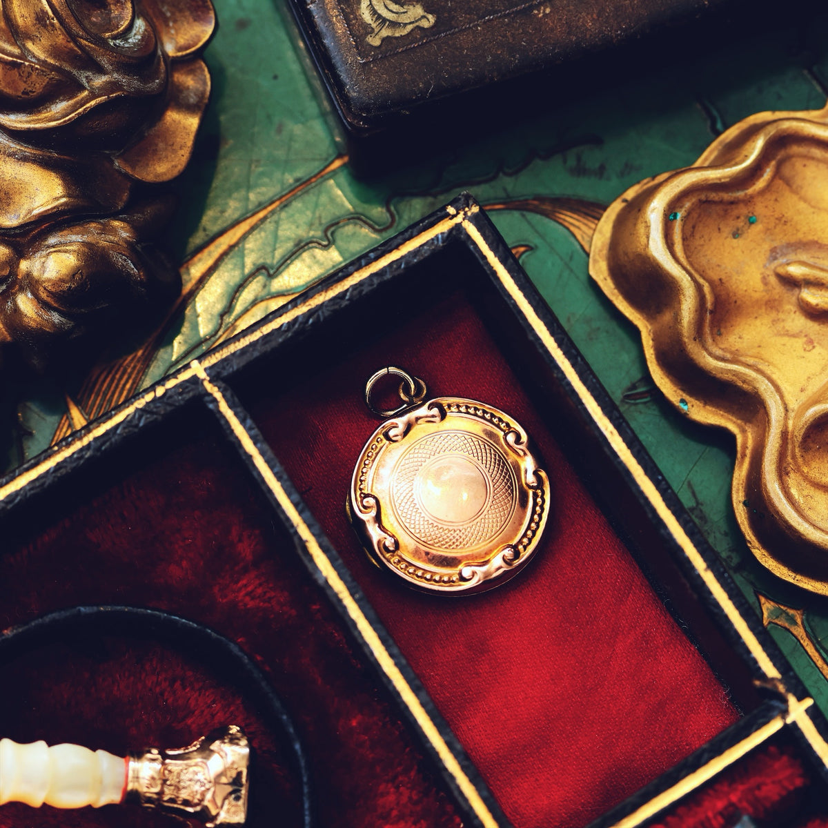 Cute Vintage 1940's 9ct Gold Locket