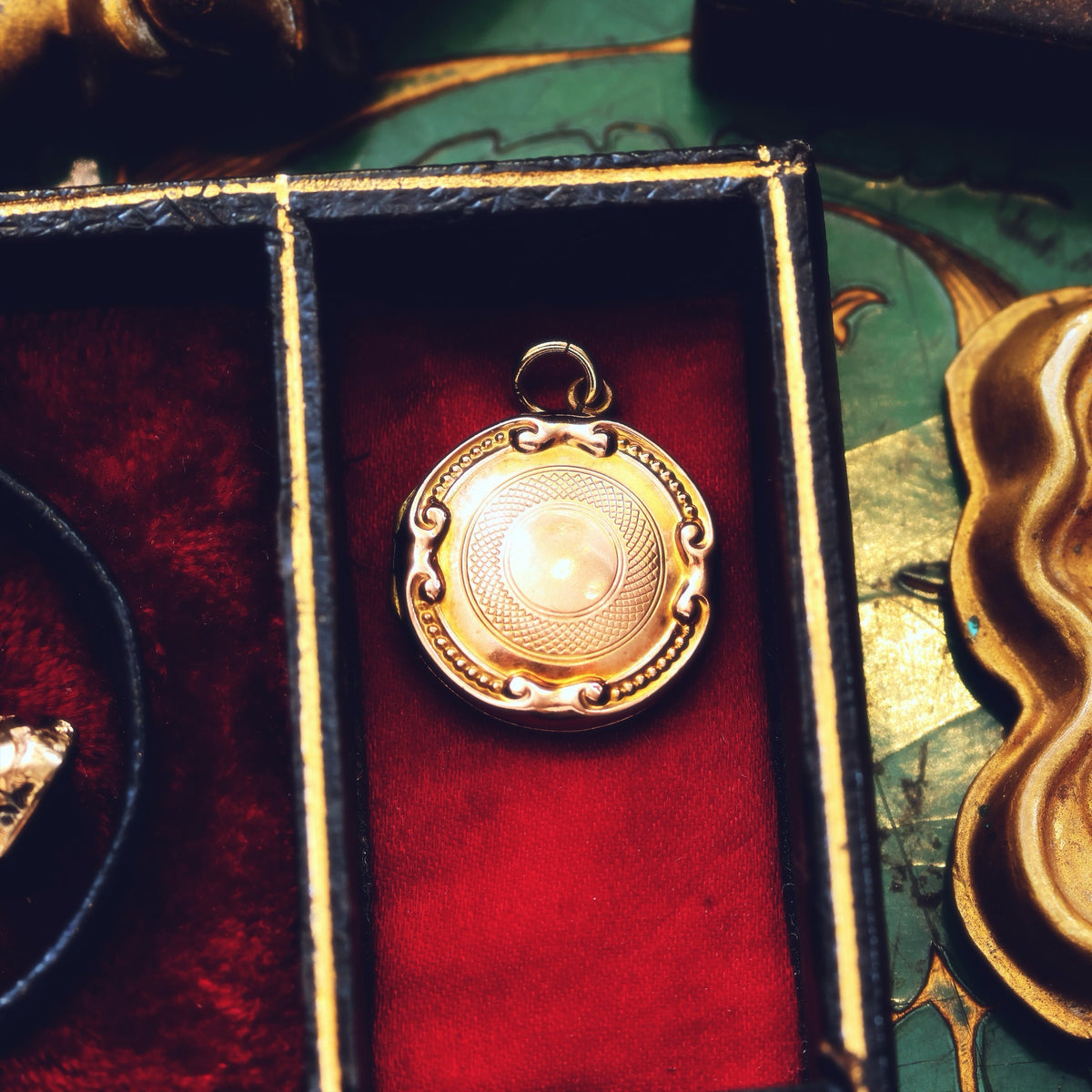Cute Vintage 1940's 9ct Gold Locket