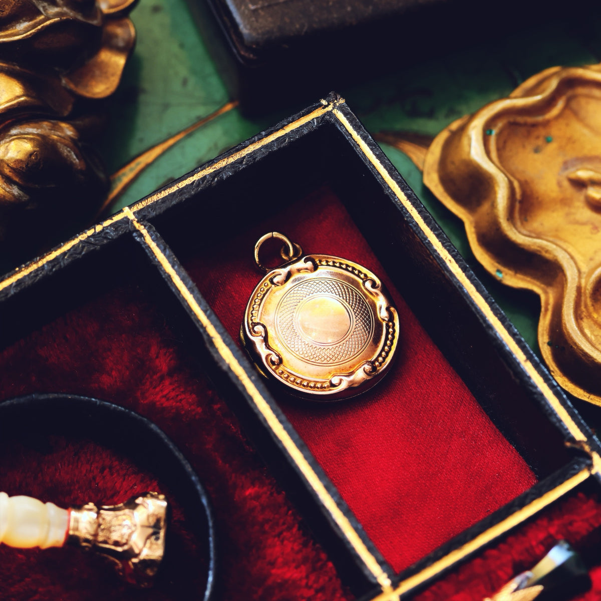 Cute Vintage 1940's 9ct Gold Locket