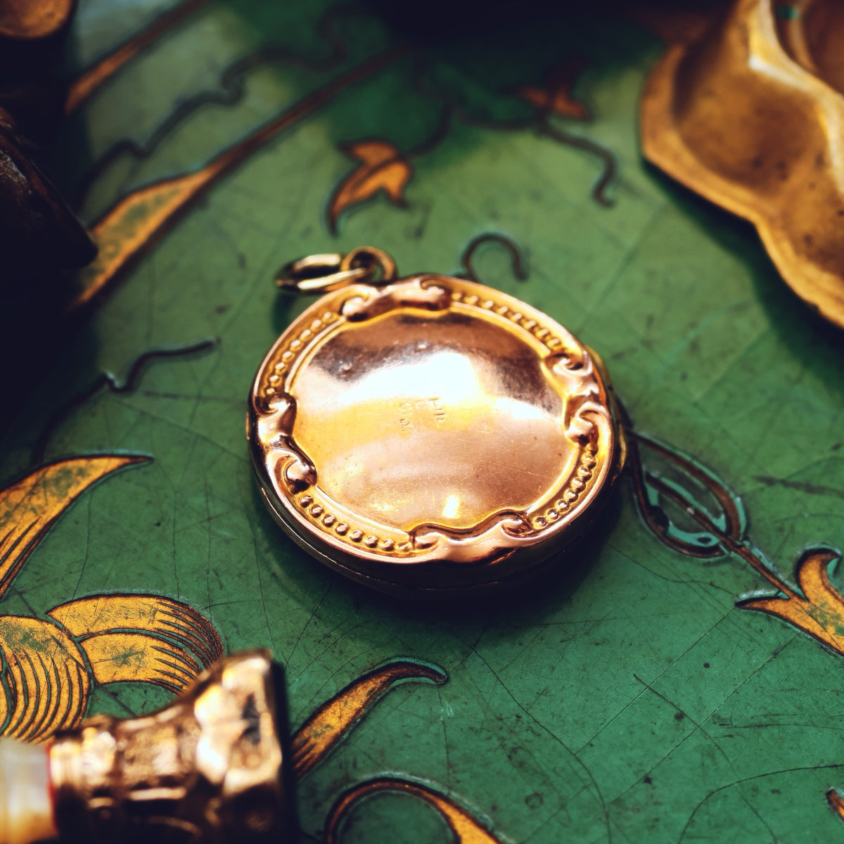 Cute Vintage 1940's 9ct Gold Locket