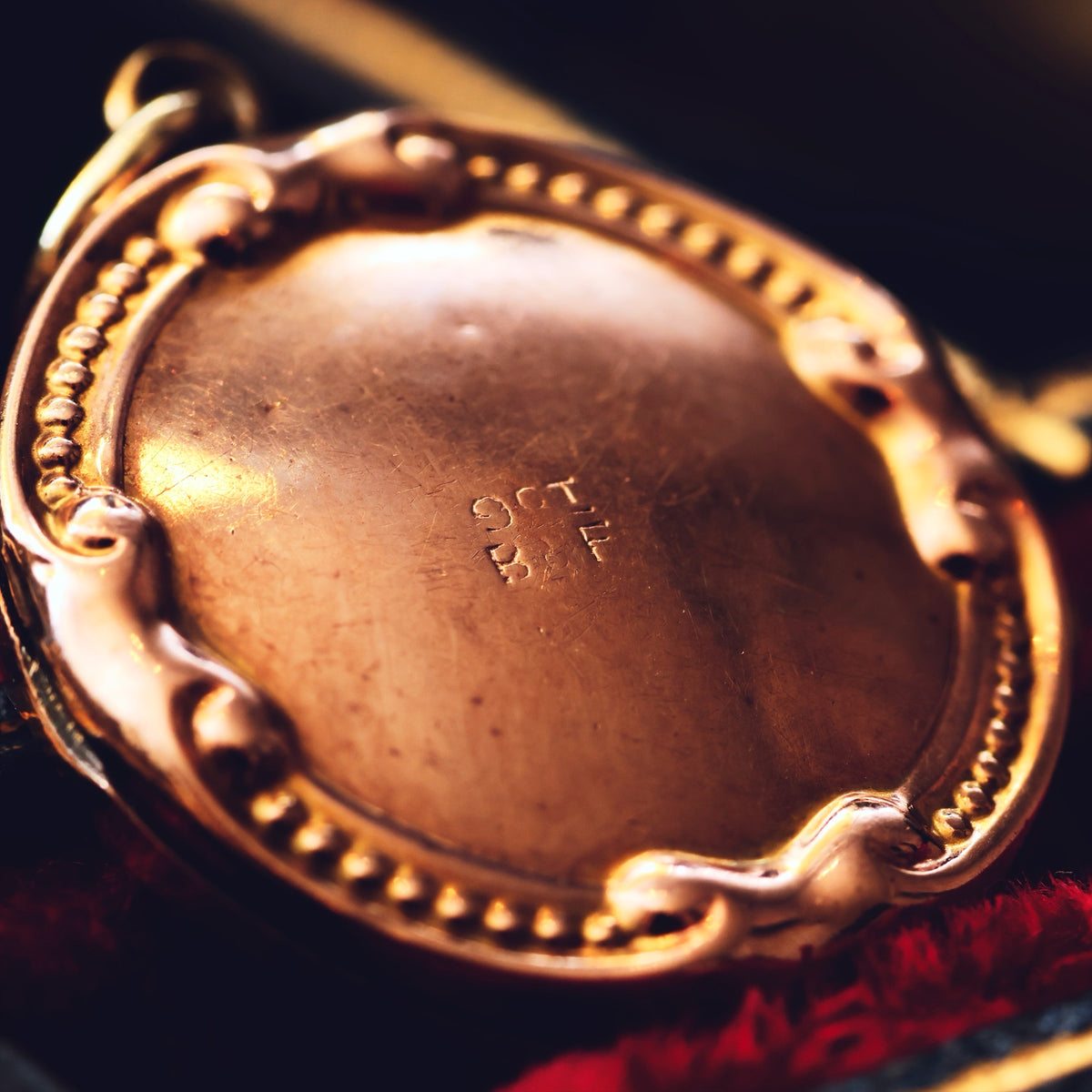 Cute Vintage 1940's 9ct Gold Locket