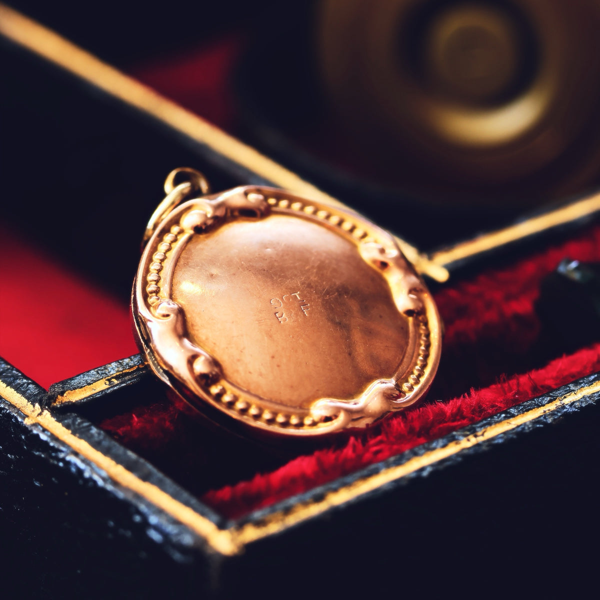 Cute Vintage 1940's 9ct Gold Locket