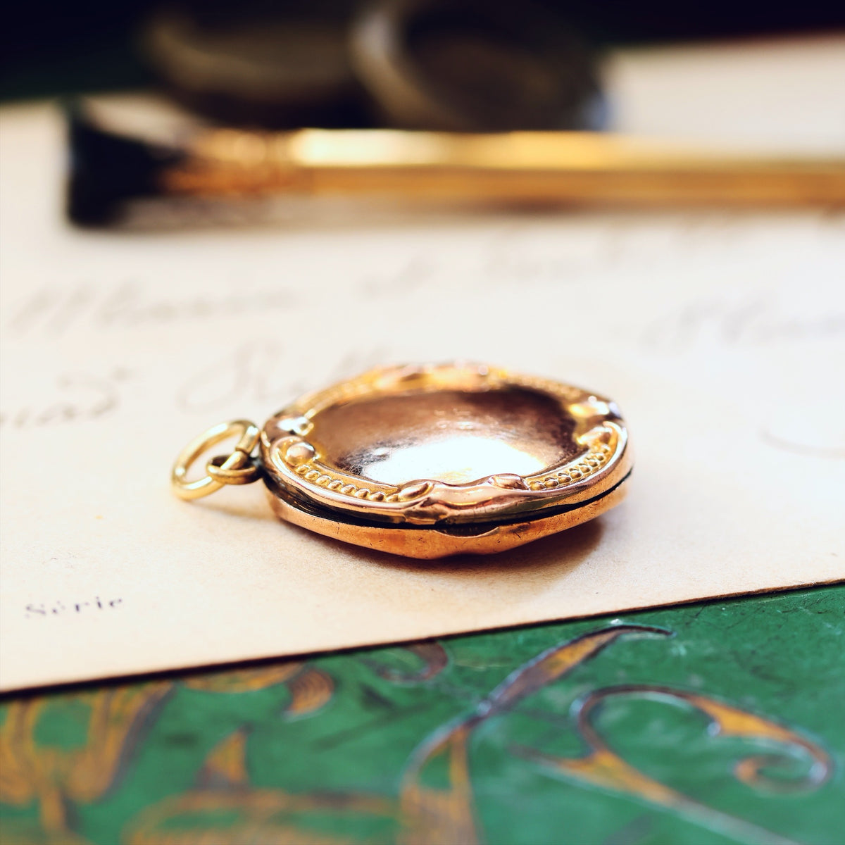 Cute Vintage 1940's 9ct Gold Locket