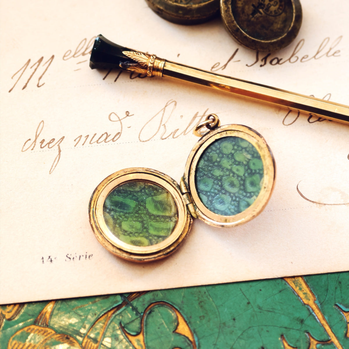 Cute Vintage 1940's 9ct Gold Locket