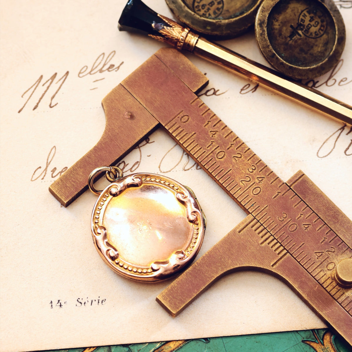 Cute Vintage 1940's 9ct Gold Locket