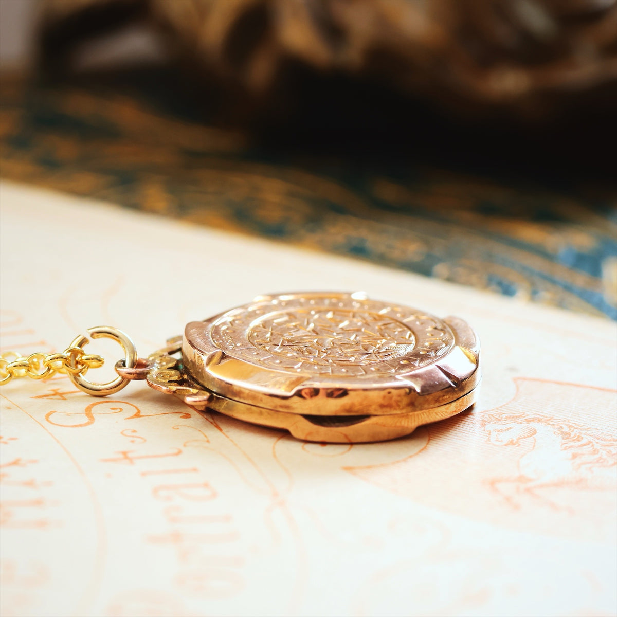 Cute Vintage 1940's 9ct Gold Locket