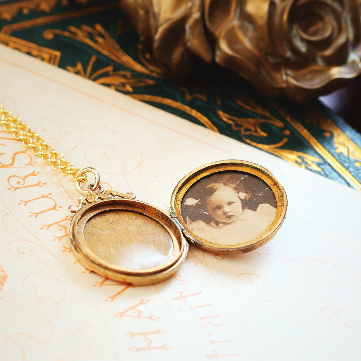 Cute Vintage 1940's 9ct Gold Locket