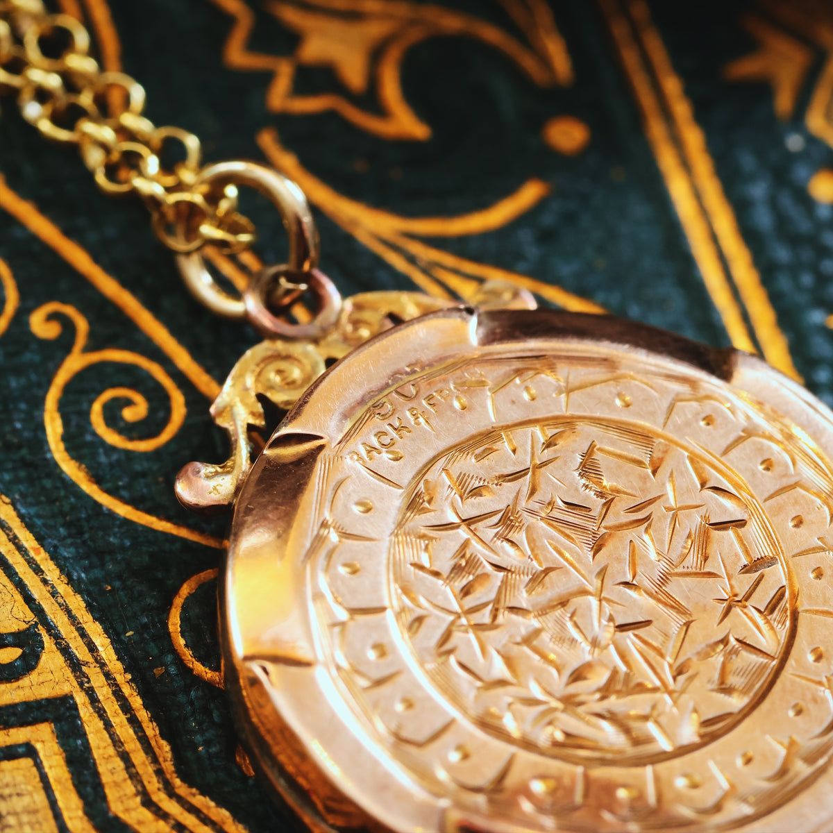 Cute Vintage 1940's 9ct Gold Locket