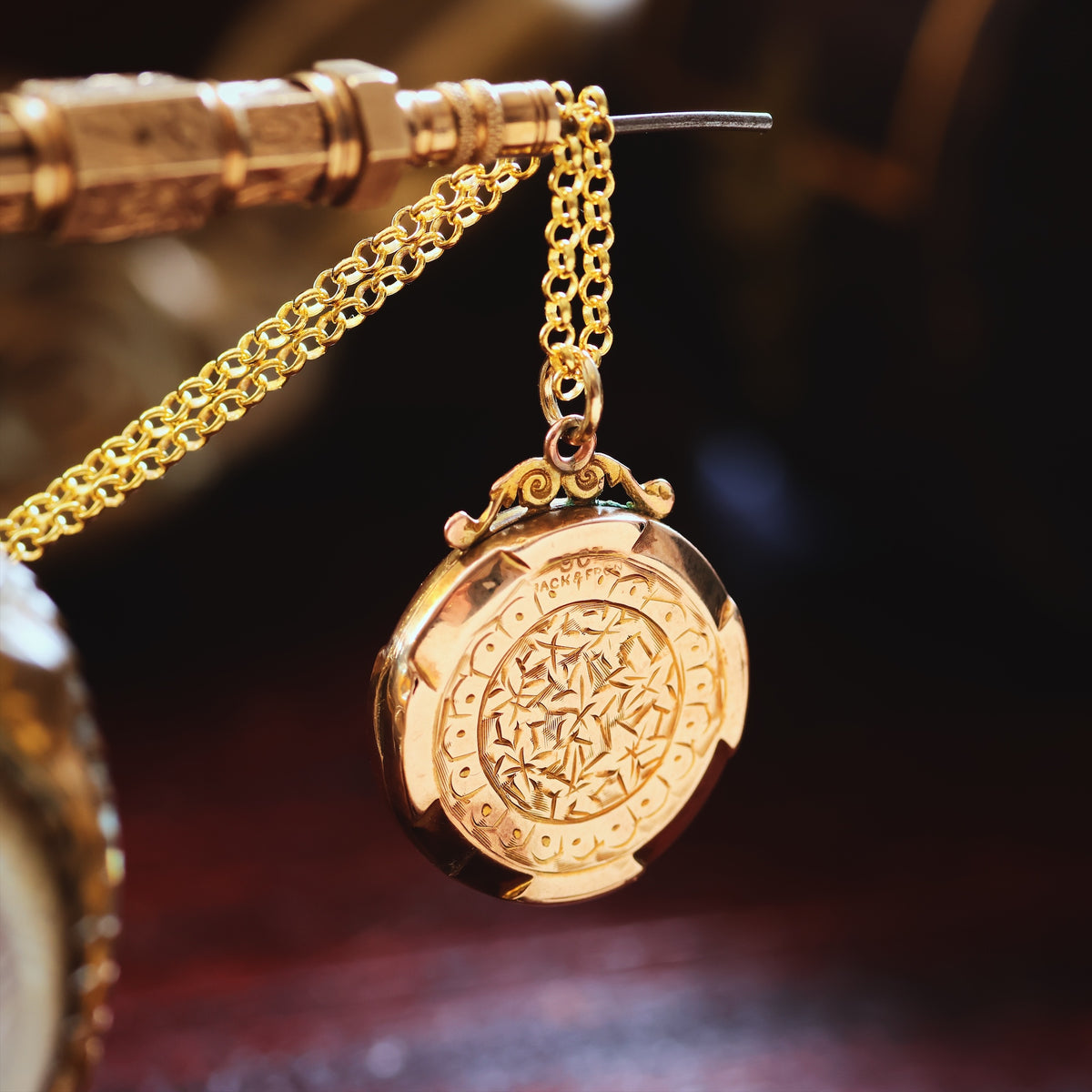 Cute Vintage 1940's 9ct Gold Locket