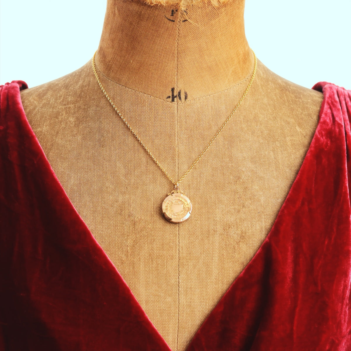 Cute Vintage 1940's 9ct Gold Locket