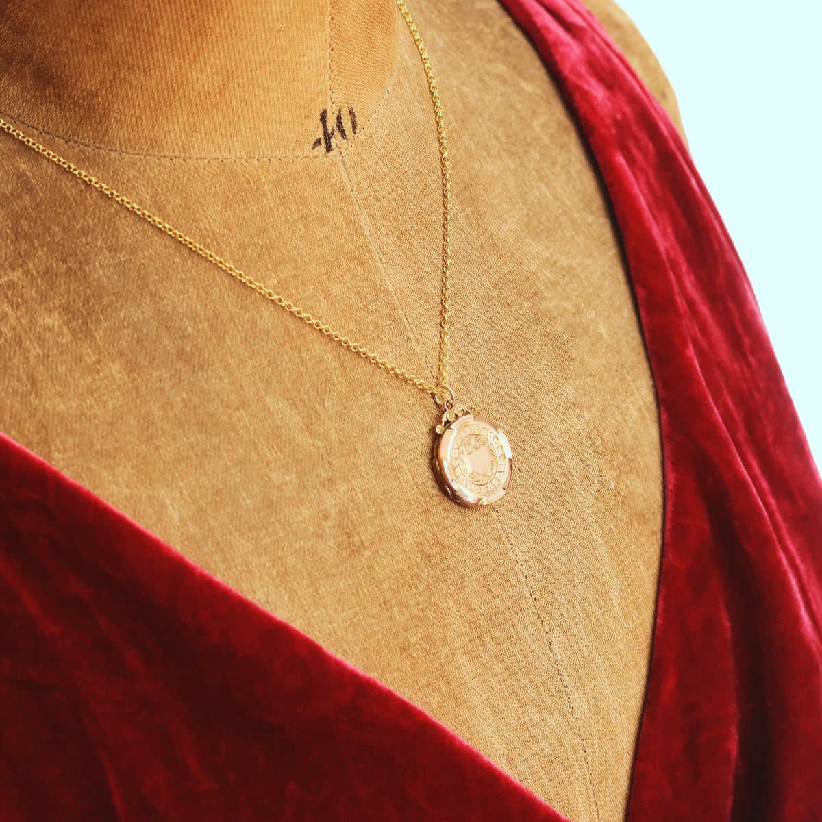 Cute Vintage 1940's 9ct Gold Locket
