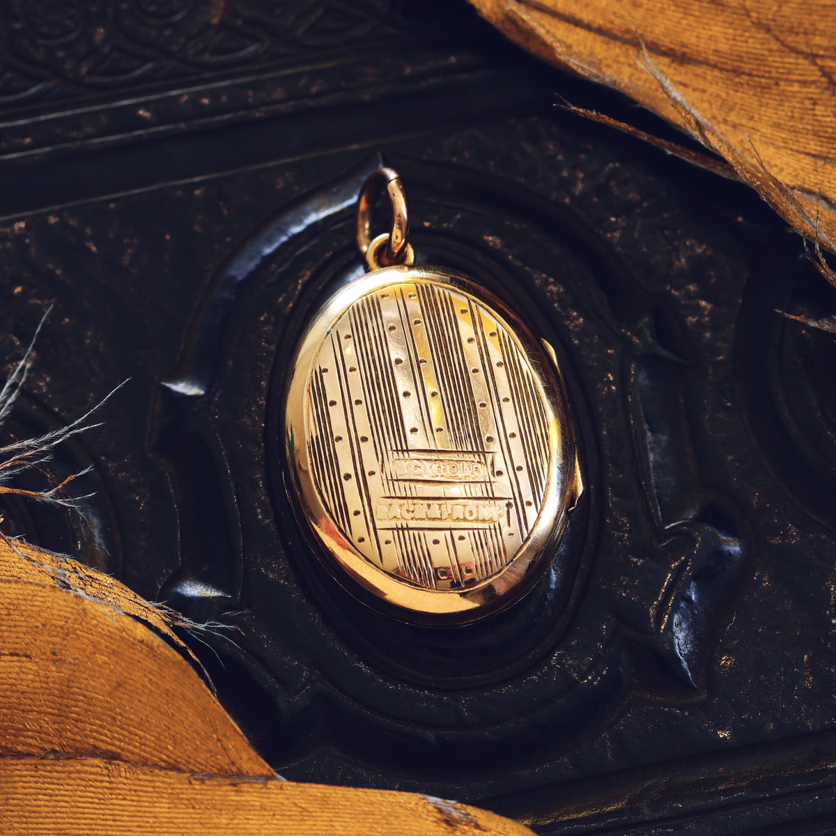 Vintage 9ct Gold Oval Locket