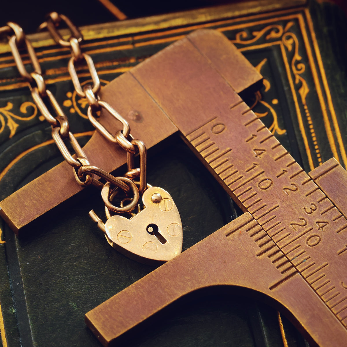 Date 1985 9ct Gold Padlock & Chain Bracelet