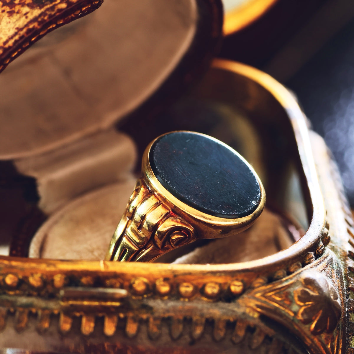 Gent's Classical Inspiration 14ct Gold Bloodstone Signet Ring