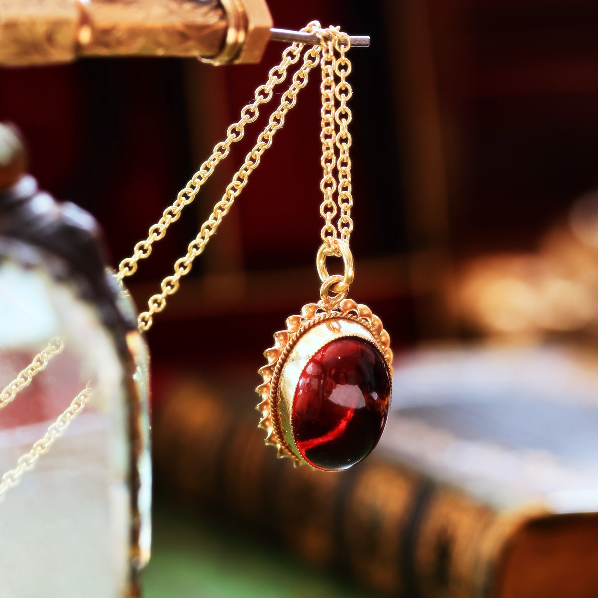 Vintage Rope Edged 9ct Gold Cabochon Garnet Pendant
