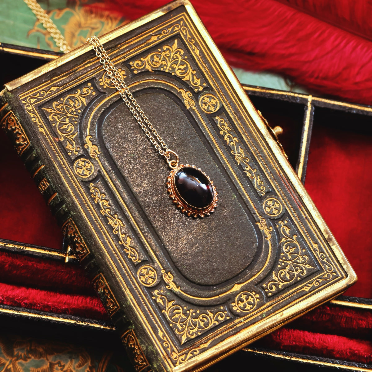 Vintage Rope Edged 9ct Gold Cabochon Garnet Pendant