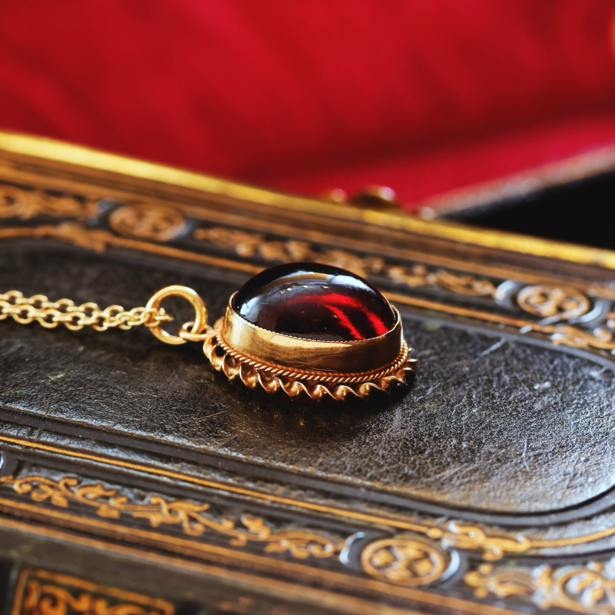 Vintage Rope Edged 9ct Gold Cabochon Garnet Pendant