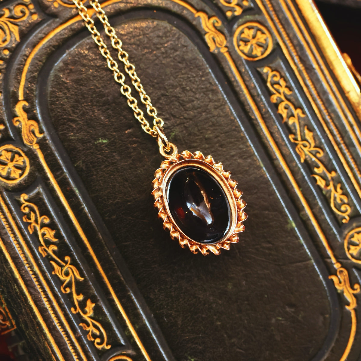 Vintage Rope Edged 9ct Gold Cabochon Garnet Pendant
