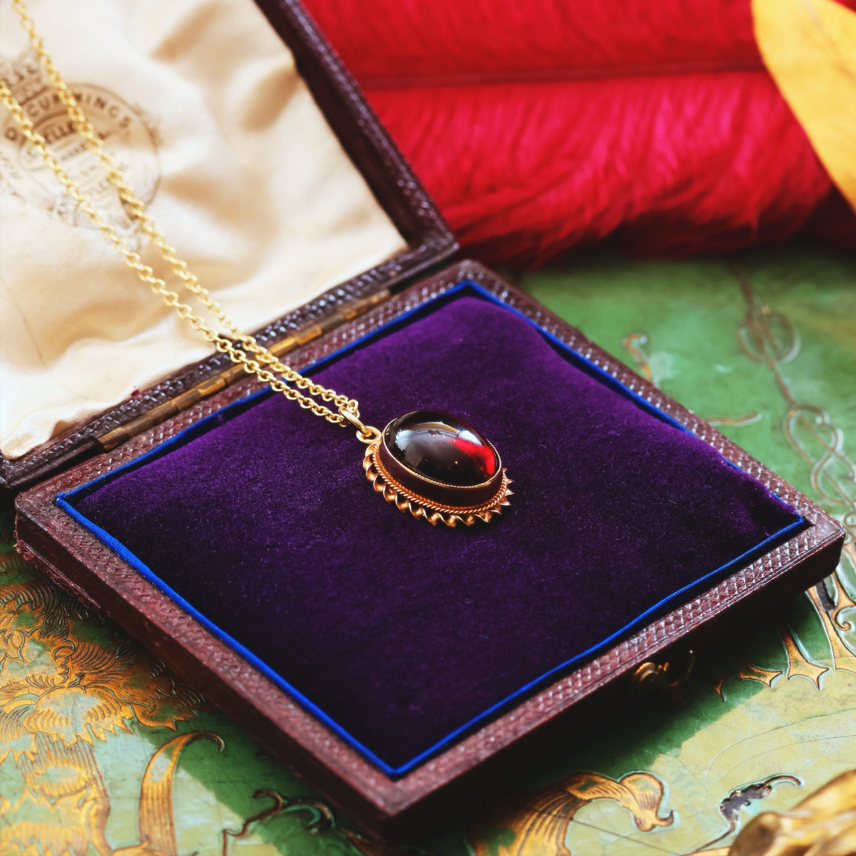 Vintage Rope Edged 9ct Gold Cabochon Garnet Pendant