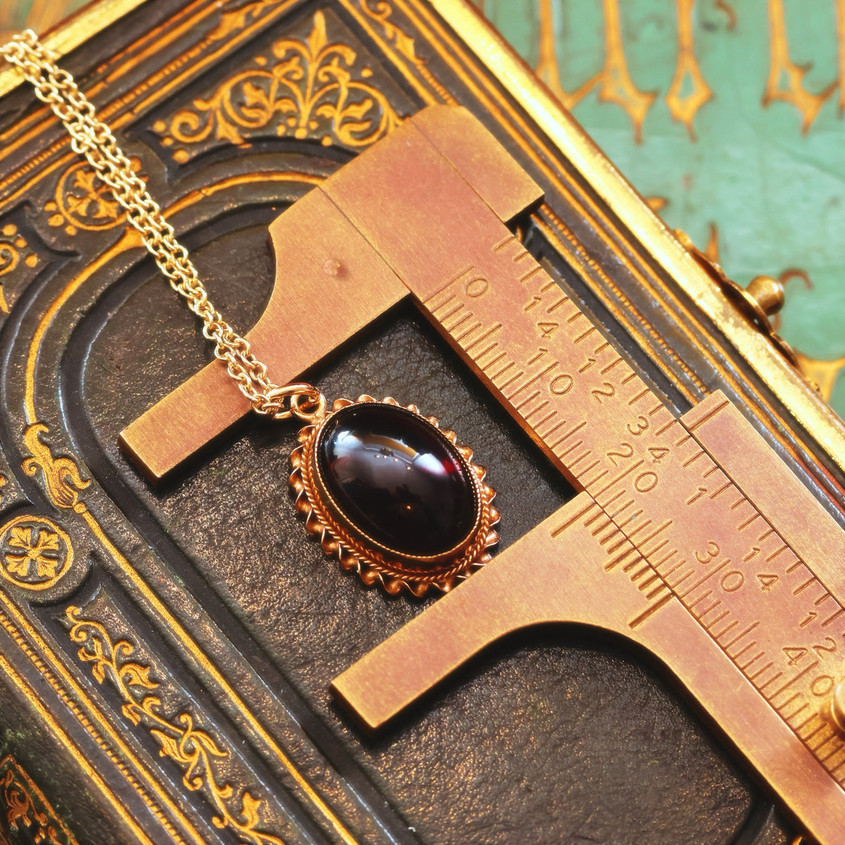 Vintage Rope Edged 9ct Gold Cabochon Garnet Pendant