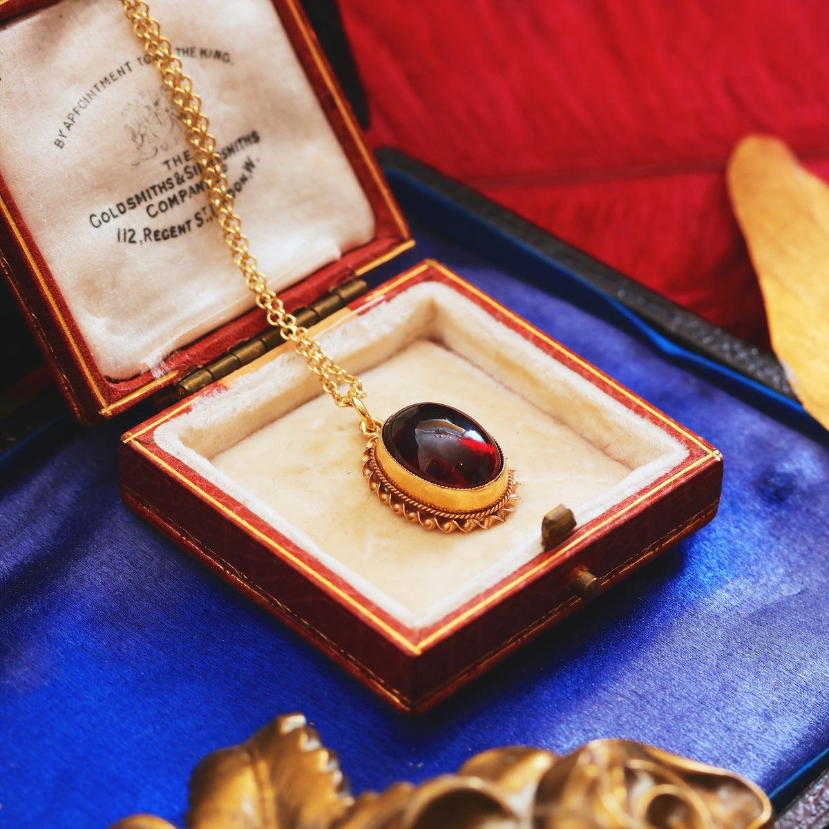 Vintage Rope Edged 9ct Gold Cabochon Garnet Pendant