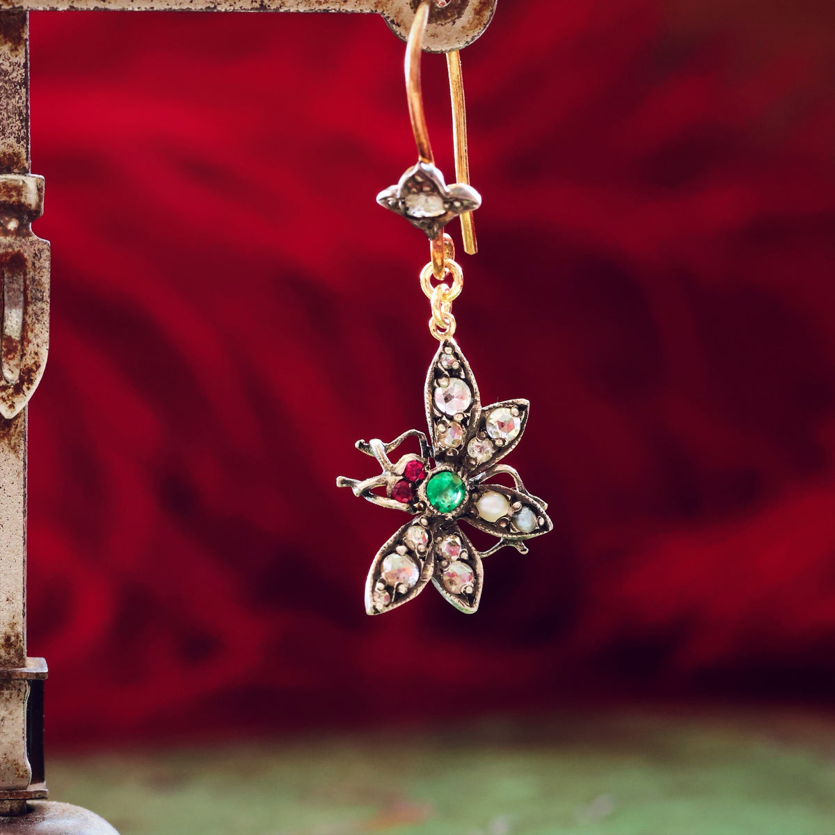 Adorable Vintage Victorian Style Bee Earrings
