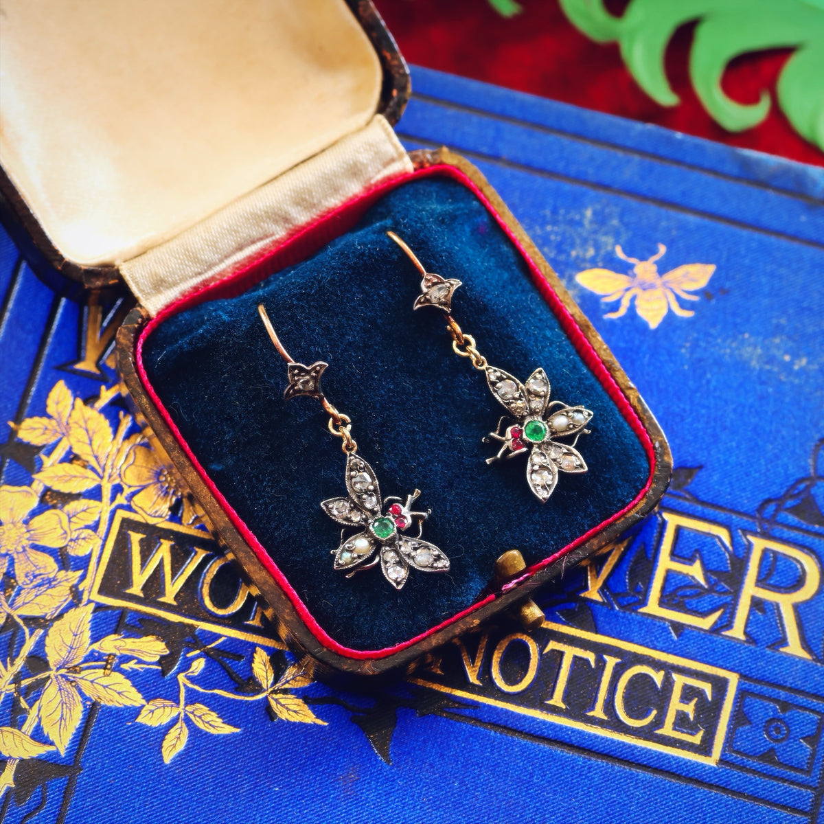 Adorable Vintage Victorian Style Bee Earrings