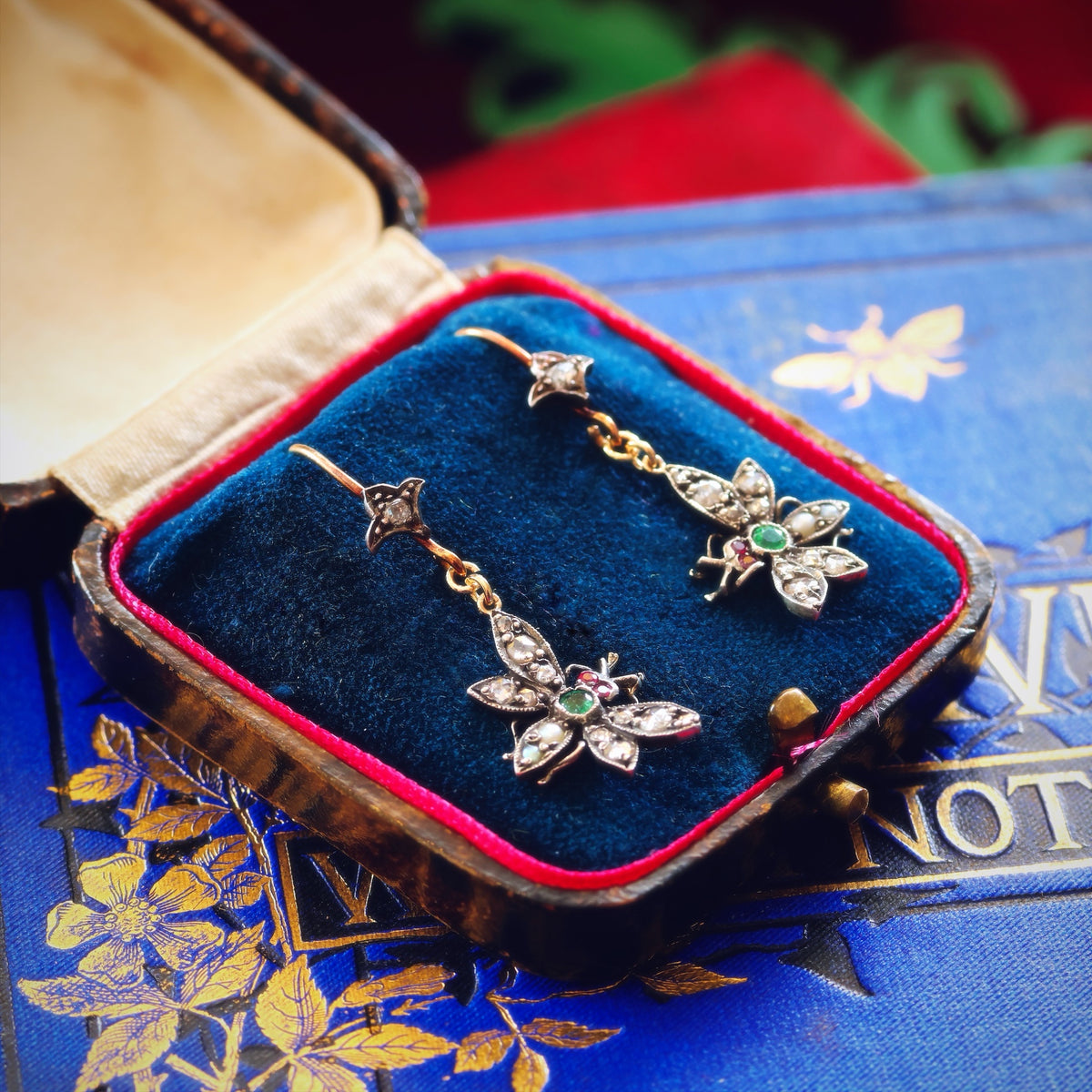 Adorable Vintage Victorian Style Bee Earrings
