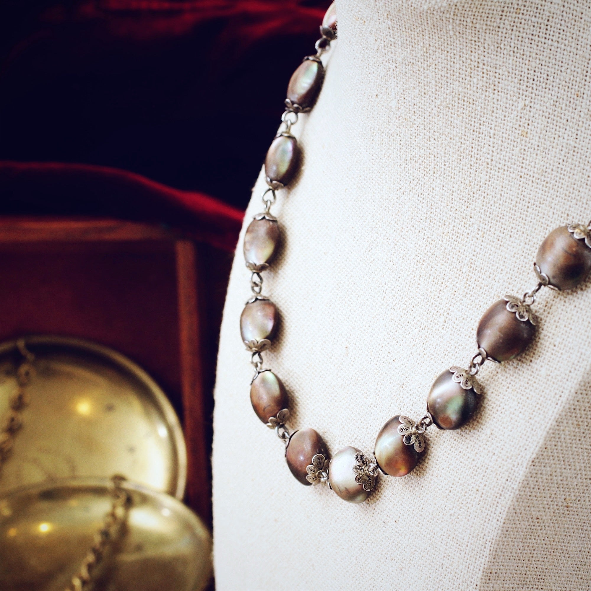 Ornamento decorativo - NO RESERVE PRICE - SN5 - Decorative shell necklace  on custom stand - Conchiglie di perle iridescenti e fibre naturali -  Indonesia - Catawiki